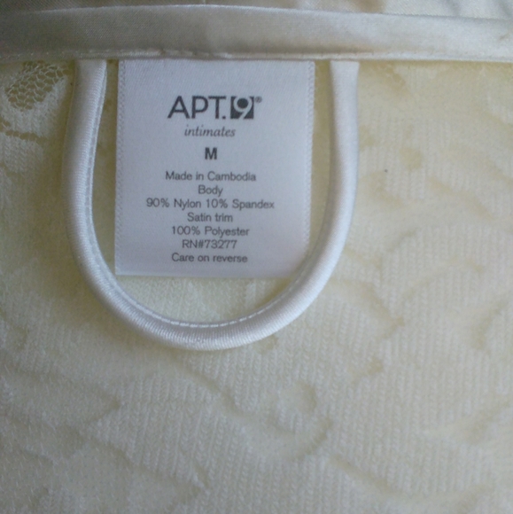 Lace Robe - Picture 3 of 7